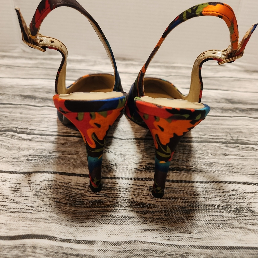J.Renee Multi-Colored Heels with‎ Floral Pattern and Gold Toe - Picture 4 of 10